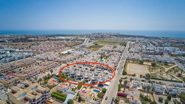 4 sypialnia Willa na sprzedaż w Punta Prima, Orihuela z basenem garażem - 650 000 € (Ref: 9994462)