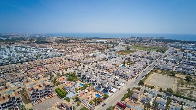 4 sypialnia Willa na sprzedaż w Punta Prima, Orihuela z basenem garażem - 650 000 € (Ref: 9994462)