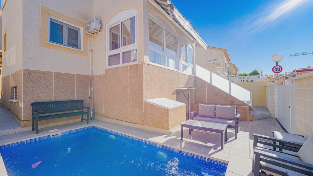 2 Zimmer Villa zu verkaufen in Orihuela Costa mit Pool Garage - 245.000 € (Ref: 9994463)