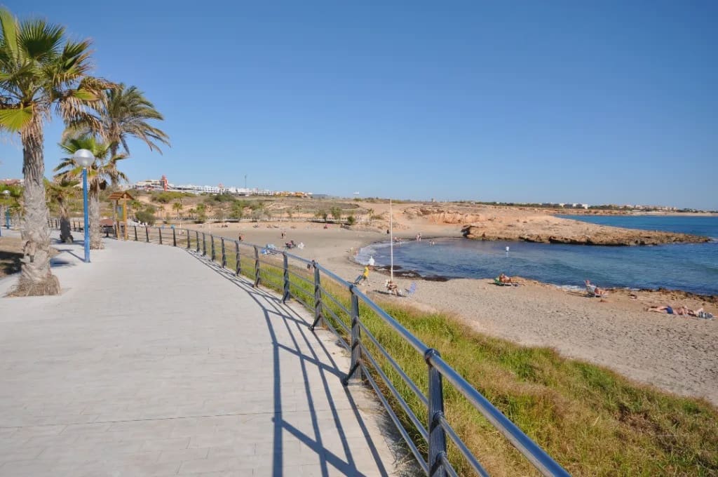 2 Zimmer Apartment zu verkaufen in Playa Flamenca mit Pool Garage - 260.000 € (Ref: 9994470)