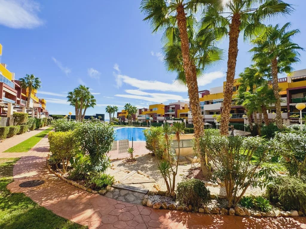 2 Zimmer Apartment zu verkaufen in Playa Flamenca mit Pool Garage - 260.000 € (Ref: 9994470)