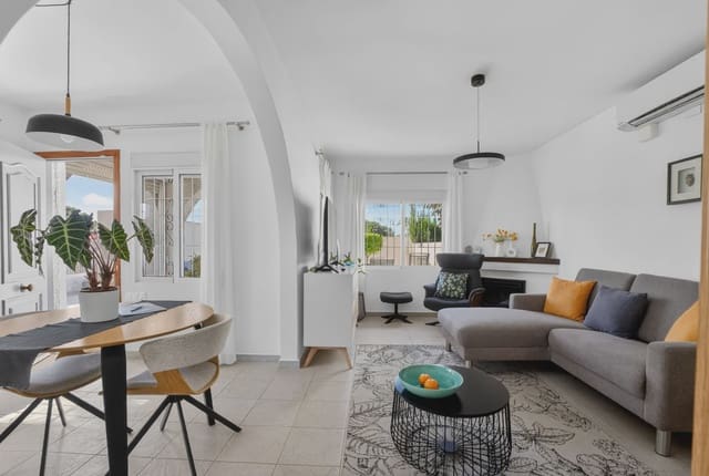 Chalet de 3 habitaciones en El Chaparral - La Siesta - La Torreta, Torrevieja en venta con garaje - 399.000 € (Ref: 9995309)