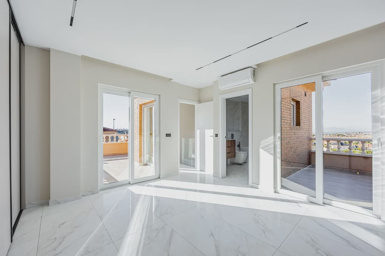 4 Zimmer Villa zu verkaufen in Ciudad Quesada mit Pool Garage - 580.000 € (Ref: 9995415)