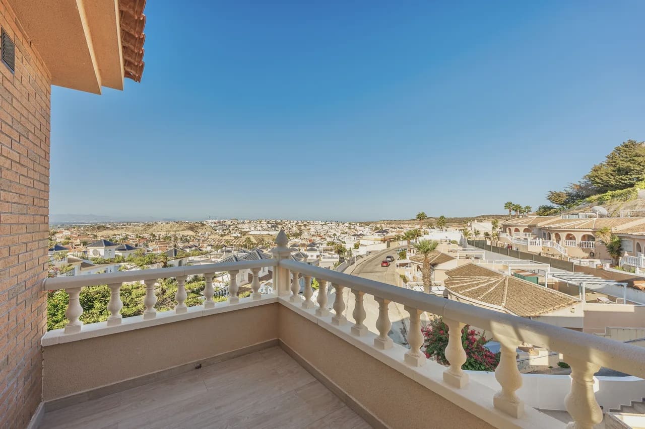 4 Zimmer Villa zu verkaufen in Ciudad Quesada mit Pool Garage - 580.000 € (Ref: 9995415)