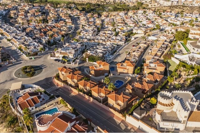 4 Zimmer Villa zu verkaufen in Ciudad Quesada, Rojales mit Pool Garage - 580.000 € (Ref: 9995415)