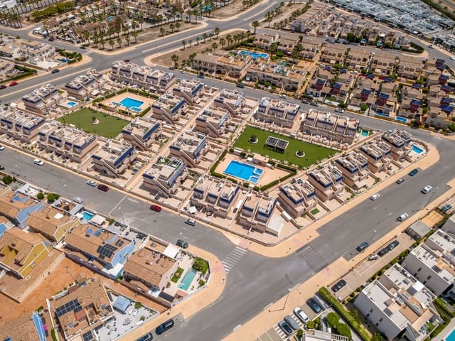Chalet de 3 habitaciones en Los Balcones en venta con piscina garaje - 515.000 € (Ref: 9999723)