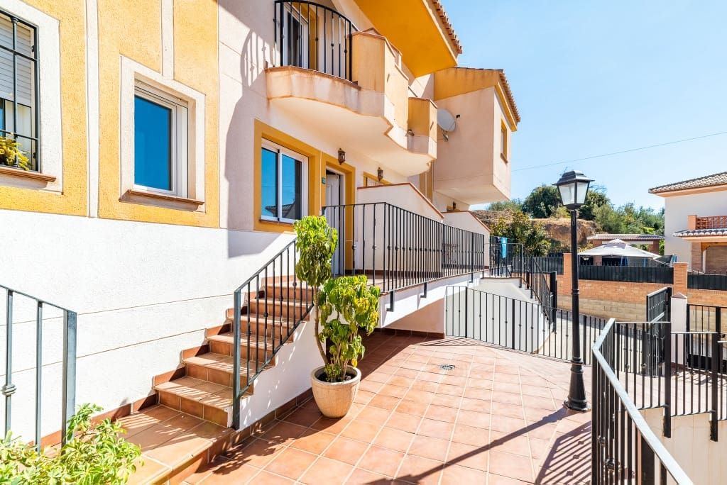 2 bedroom Townhouse for sale in Albuñuelas with pool garage € 89,000