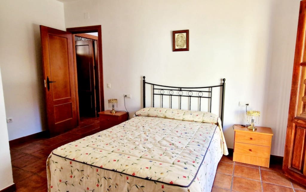 7 soveværelse Guesthouse/B & B til salg i El Pinar med swimmingpool - € 259.000 (Ref: 8776888)