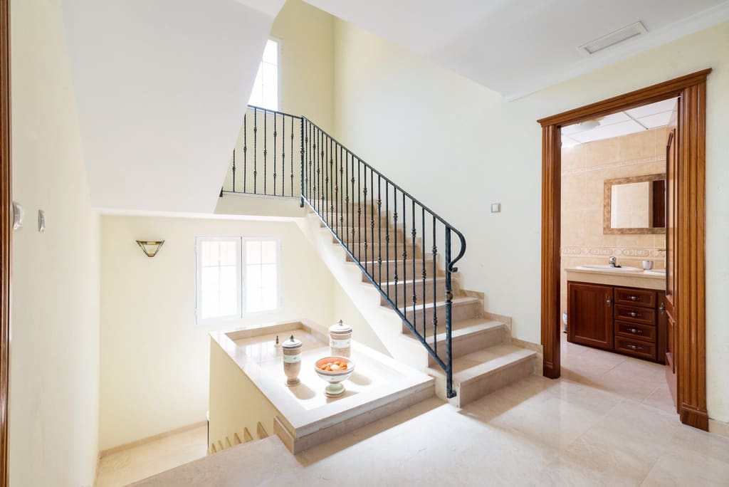 5 soveværelse Villa til salg i Dilar med swimmingpool garage - € 399.000 (Ref: 9141883)