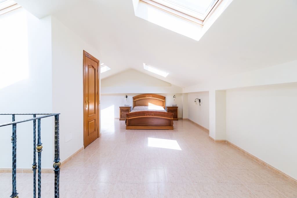 5 soveværelse Villa til salg i Dilar med swimmingpool garage - € 399.000 (Ref: 9141883)