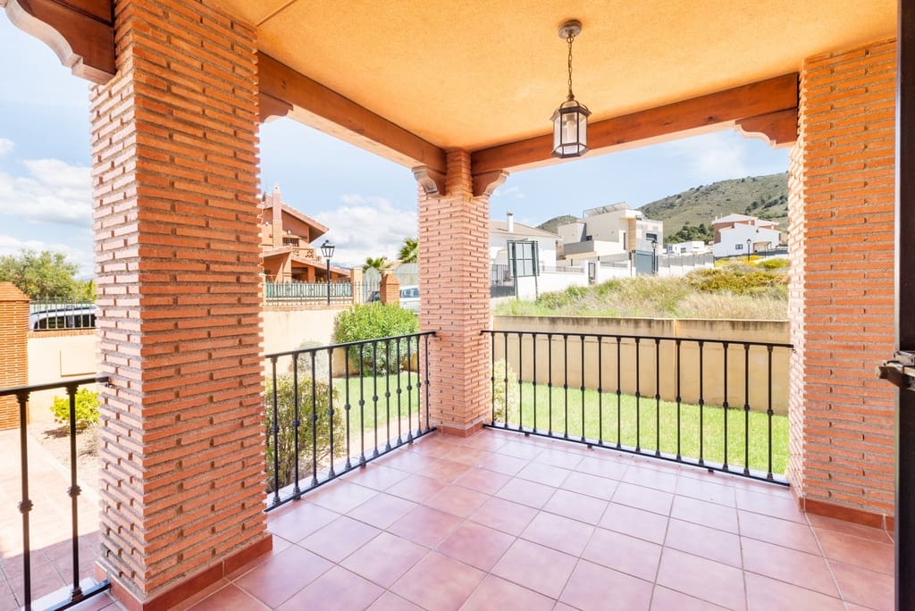 5 soveværelse Villa til salg i Dilar med swimmingpool garage - € 399.000 (Ref: 9141883)