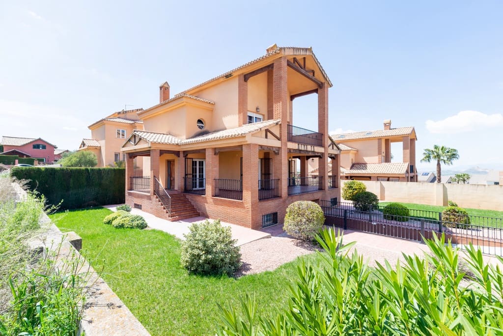 5 soveværelse Villa til salg i Dilar med swimmingpool garage - € 399.000 (Ref: 9141883)