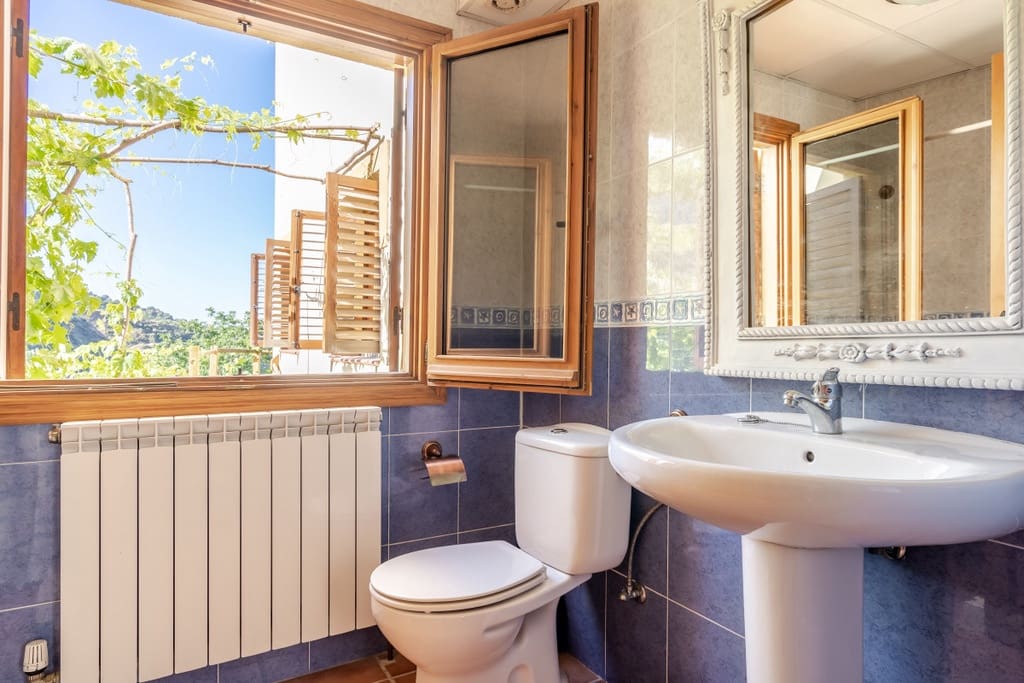 5 bedroom Villa for sale in Niguelas with pool garage - € 465,000 (Ref: 9420662)