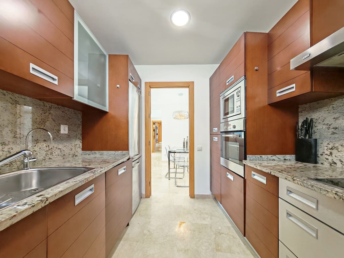 3 slaapkamer Appartement te koop in Los Monteros met zwembad garage - € 515.000 (Ref: 10004183)