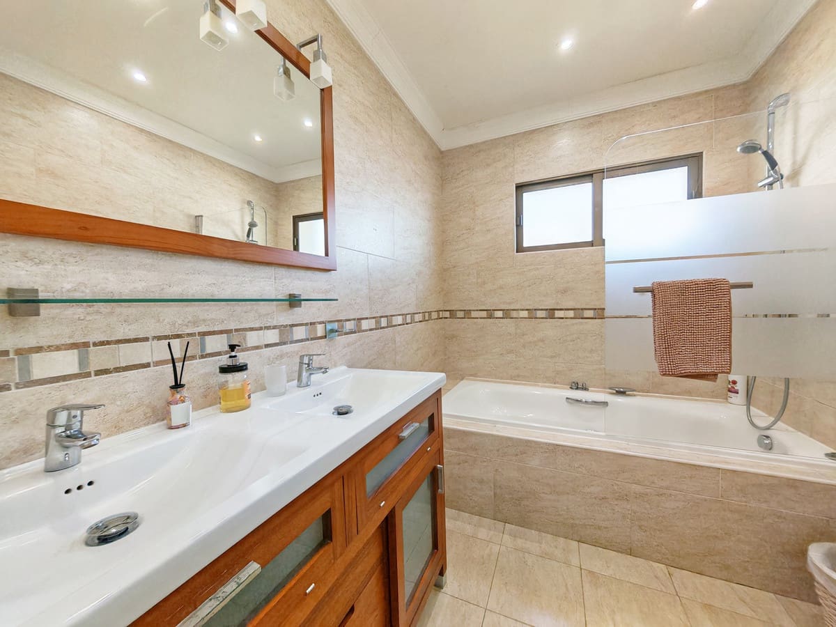 4 quarto Moradia para venda em El Chaparral com piscina garagem - 996 000 € (Ref: 10017528)