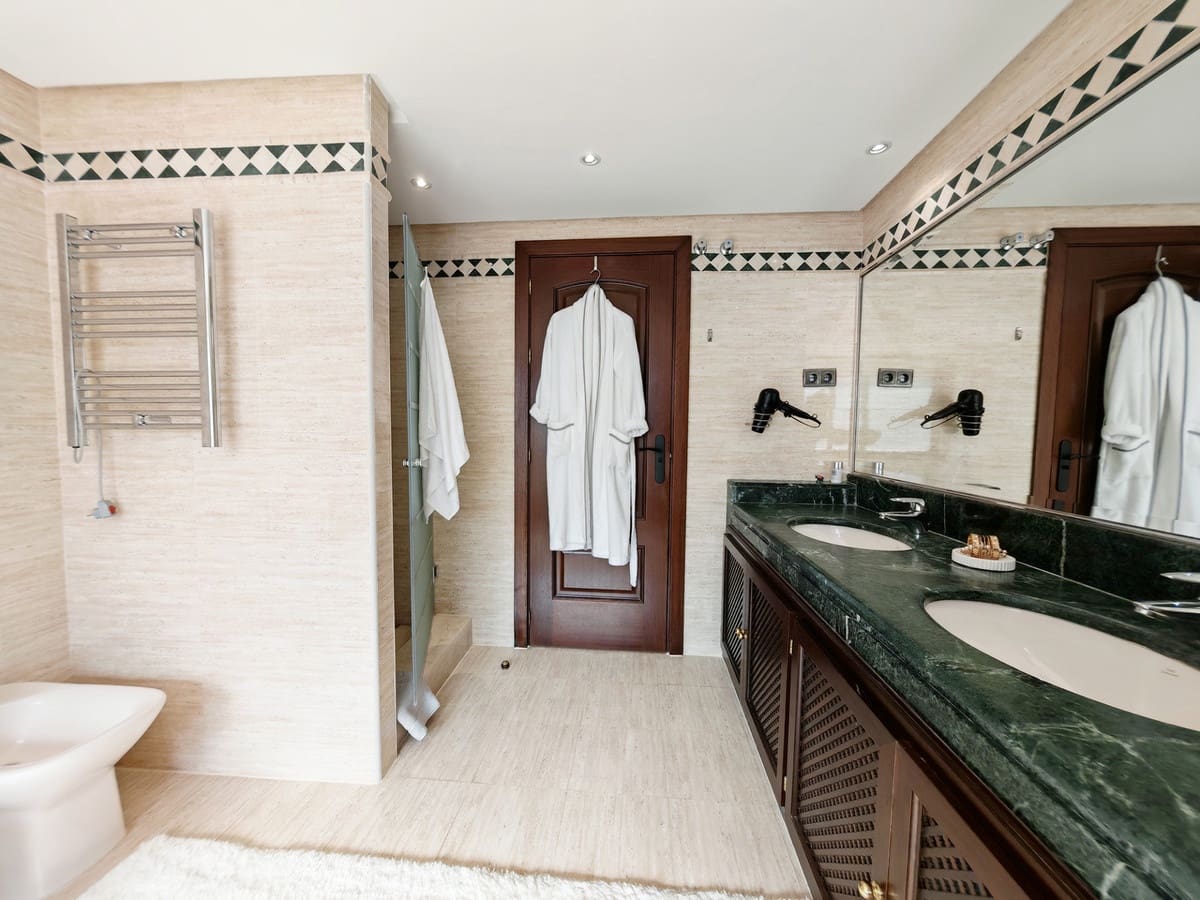3 bedroom Apartment for sale in La Mairena with pool garage - € 568,000 (Ref: 10025639)