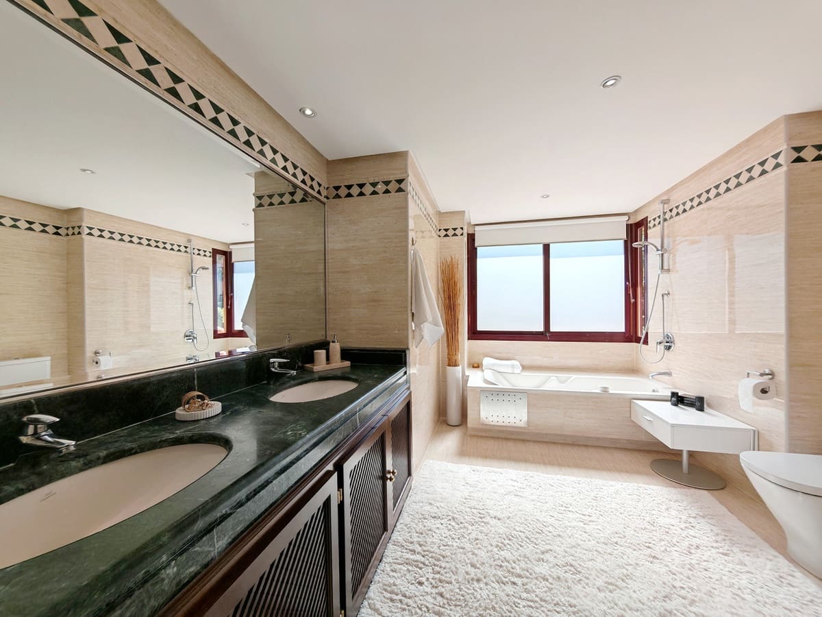 3 bedroom Apartment for sale in La Mairena with pool garage - € 568,000 (Ref: 10025639)