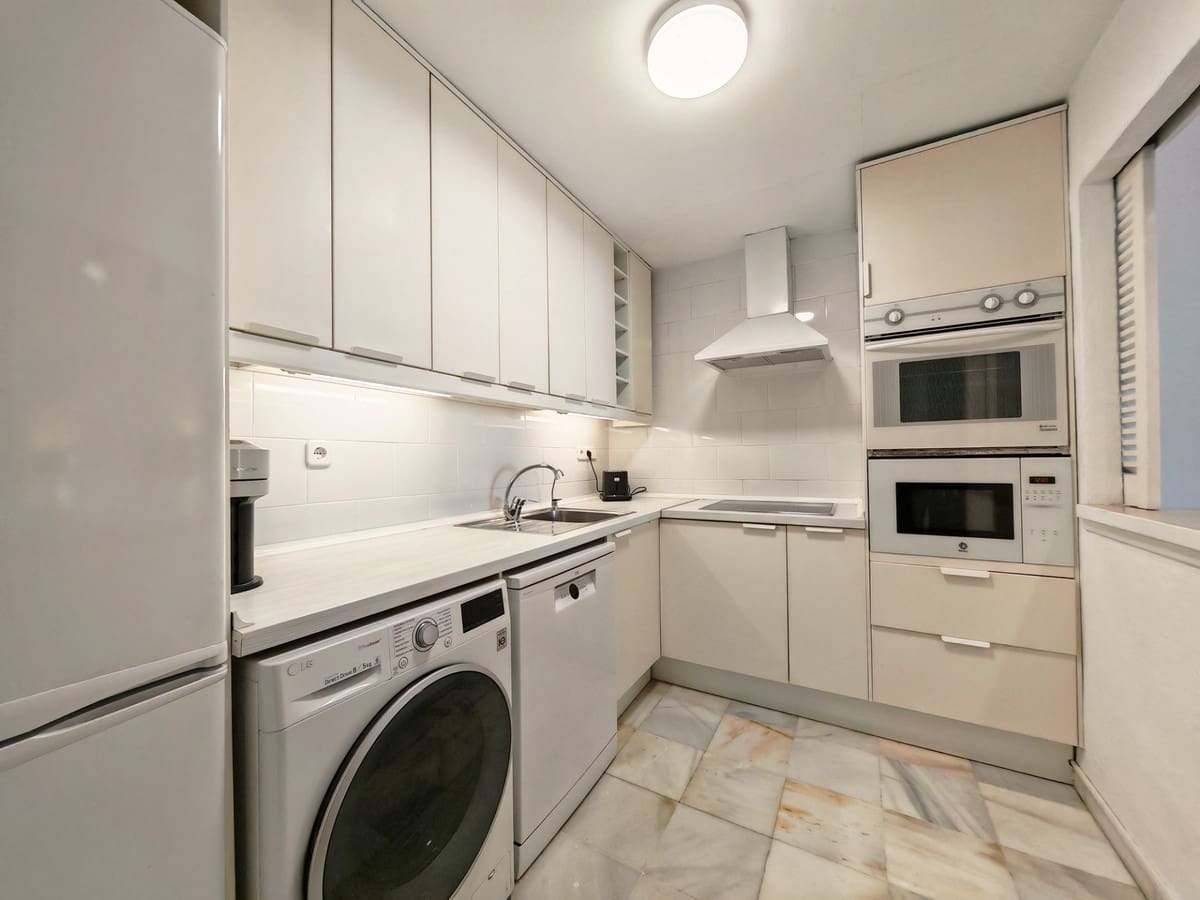 1 sovrum Lägenhet till salu i Puerto Banus - 656 000 € (Ref: 10047331)