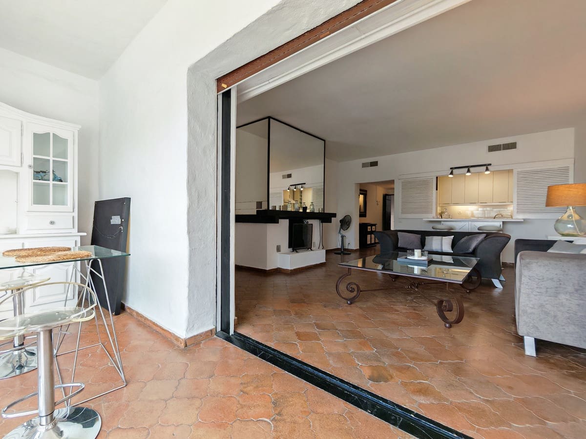 1 sovrum Lägenhet till salu i Puerto Banus - 656 000 € (Ref: 10047331)