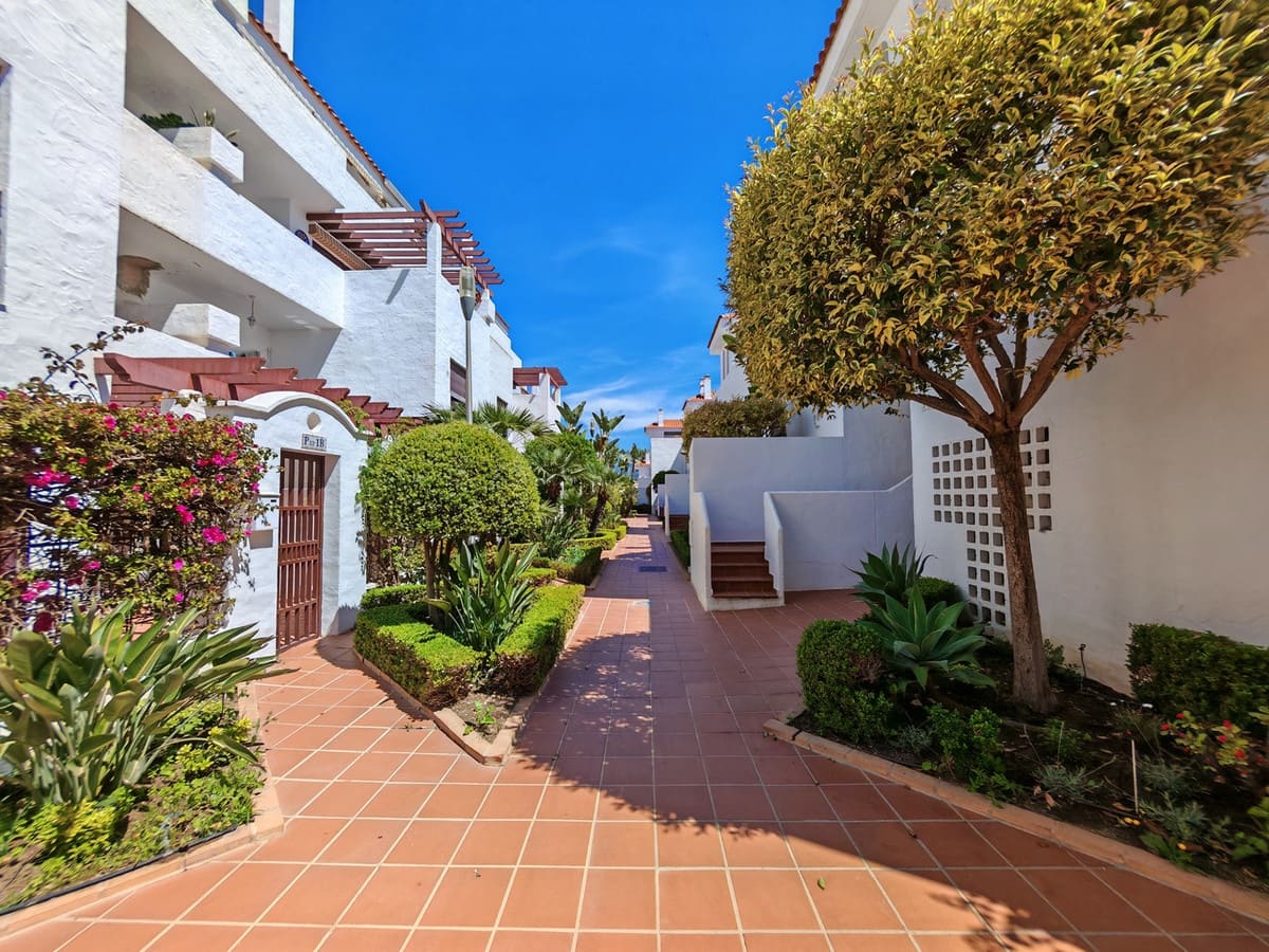 Apartamento de 2 habitaciones en Nueva Andalucia en venta con piscina garaje - 475.000 € (Ref: 10055291)