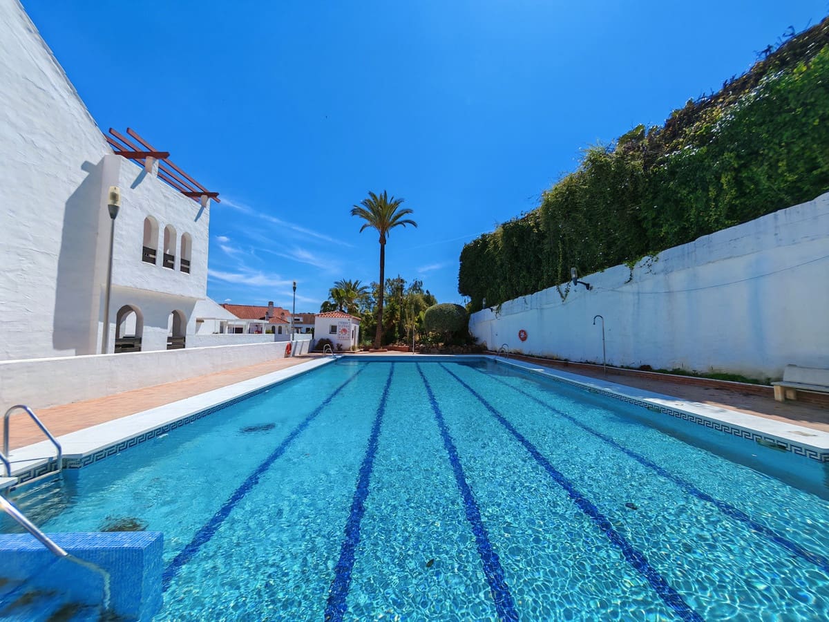 Apartamento de 2 habitaciones en Nueva Andalucia en venta con piscina garaje - 475.000 € (Ref: 10055291)