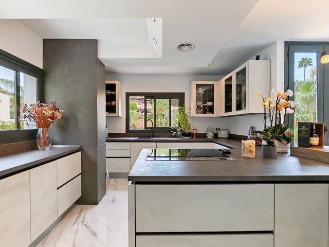 4 slaapkamer Villa te koop in El Rosario, Marbella met zwembad garage - € 1.995.000 (Ref: 10078150)