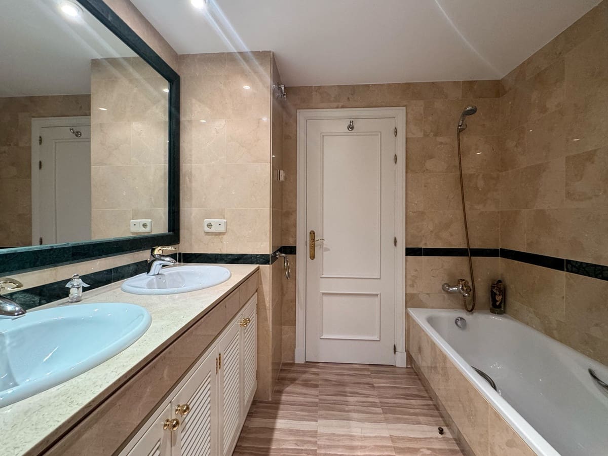 3 soverom Leilighet til salgs i Elviria med svømmebasseng garasje - € 825 000 (Ref: 10089548)