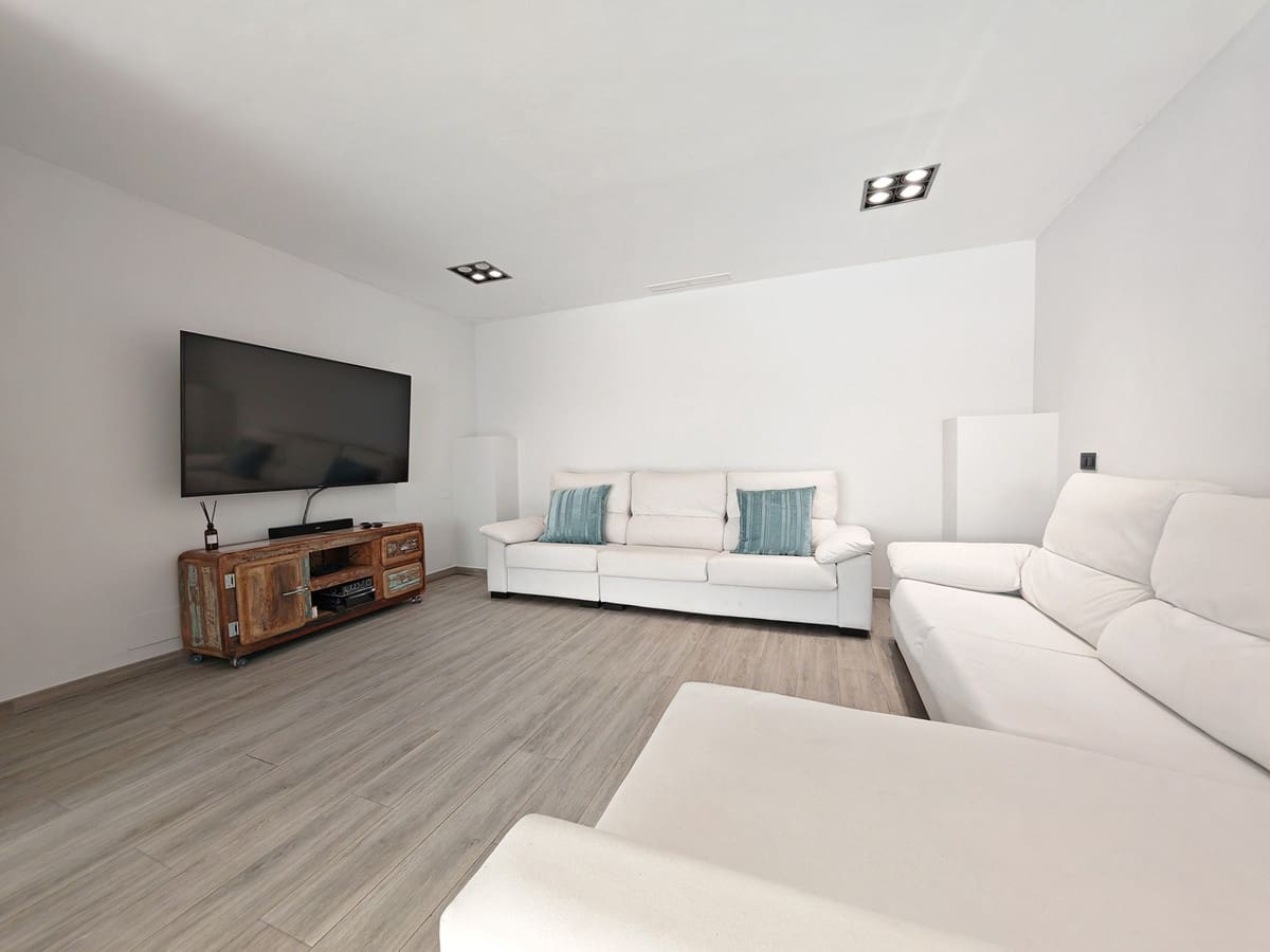4 soverom Villa til salgs i Riviera del Sol med svømmebasseng garasje - € 1 345 000 (Ref: 10159564)