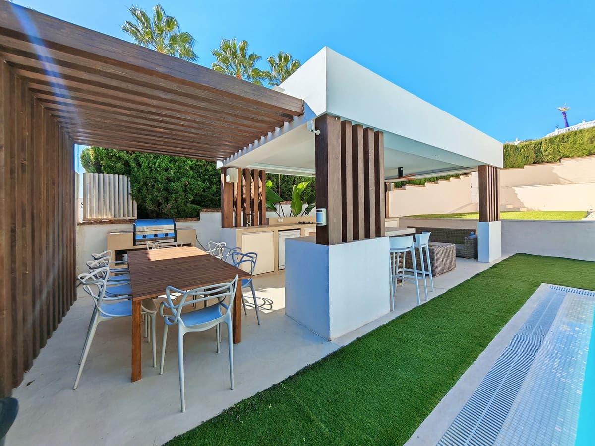 4 soverom Villa til salgs i Riviera del Sol med svømmebasseng garasje - € 1 345 000 (Ref: 10159564)