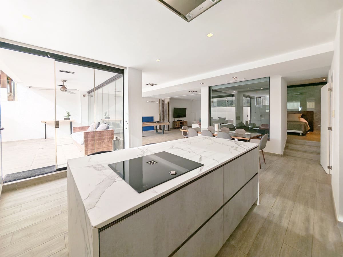 4 soverom Villa til salgs i Riviera del Sol med svømmebasseng garasje - € 1 345 000 (Ref: 10159564)