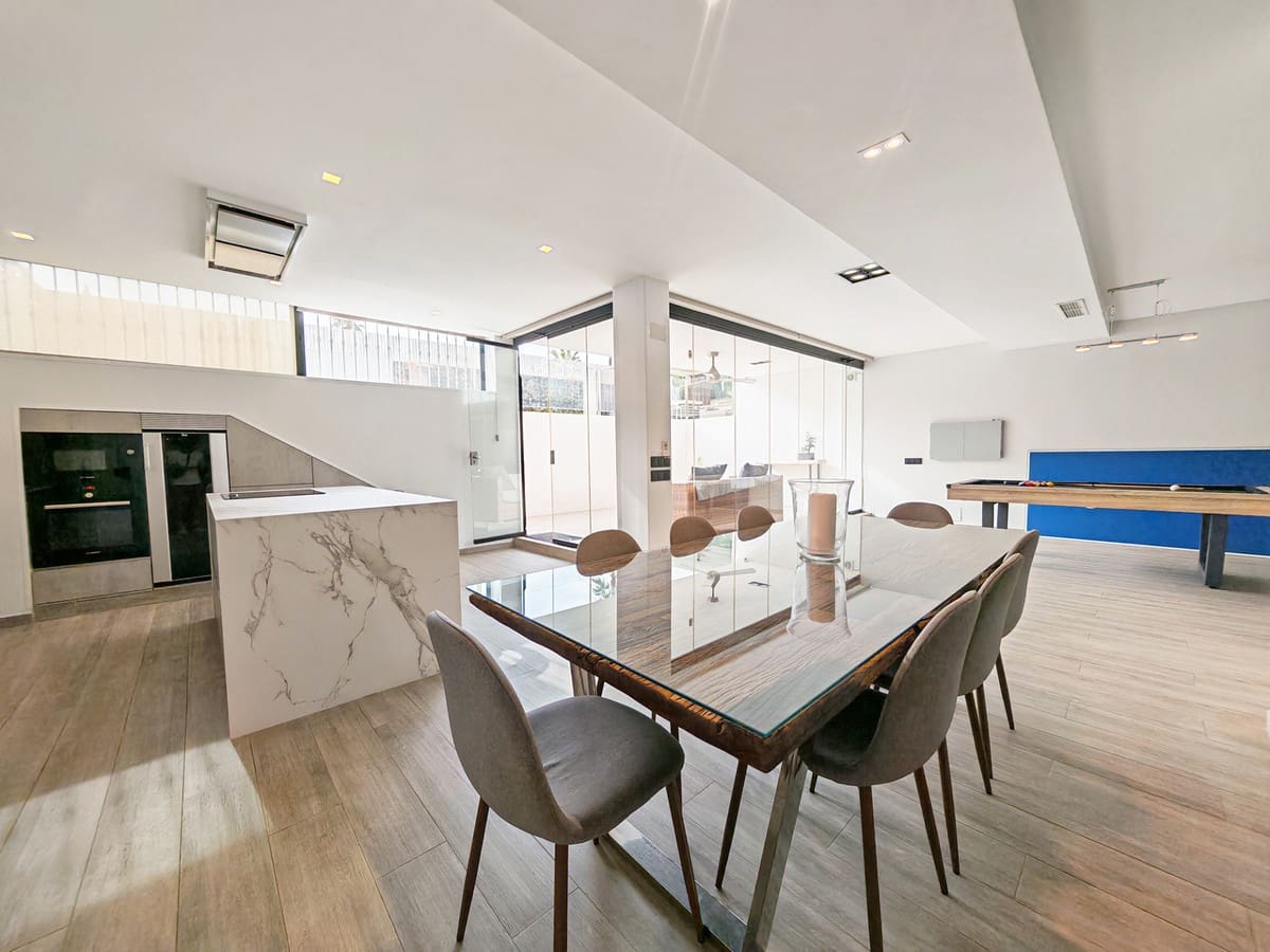 4 soverom Villa til salgs i Riviera del Sol med svømmebasseng garasje - € 1 345 000 (Ref: 10159564)