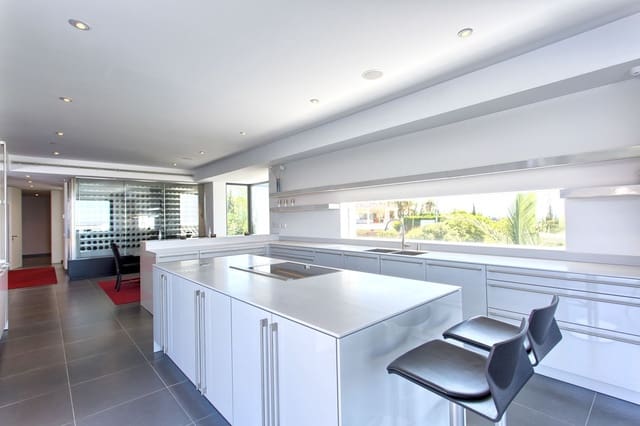 5 bedroom Villa for sale in Benahavís with pool garage - € 4,450,000 (Ref: 3096340)