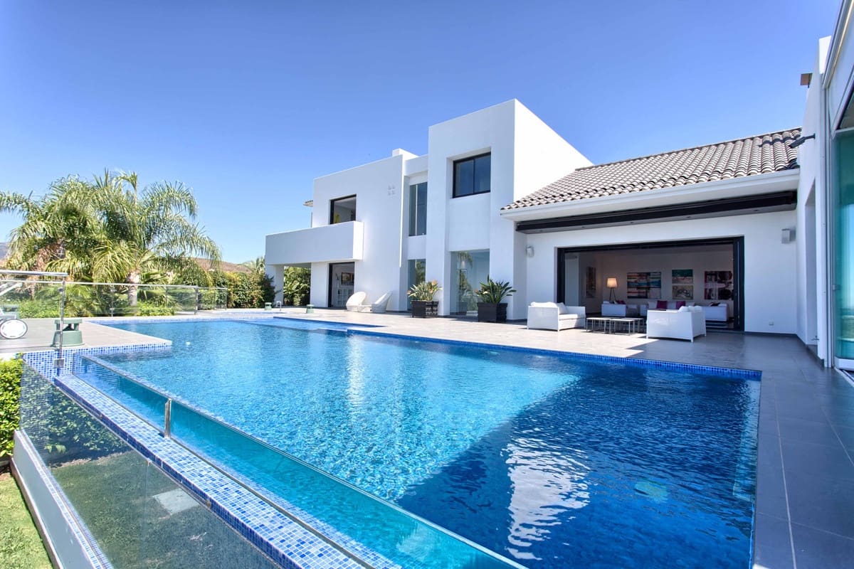 5 bedroom Villa for sale in Benahavis with pool garage - € 4,450,000 (Ref: 3096340)