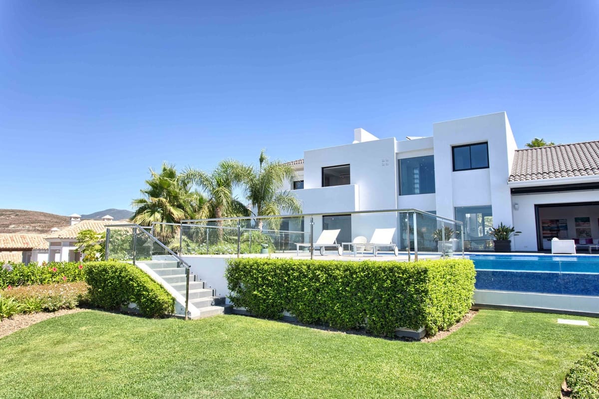 5 bedroom Villa for sale in Benahavis with pool garage - € 4,450,000 (Ref: 3096340)