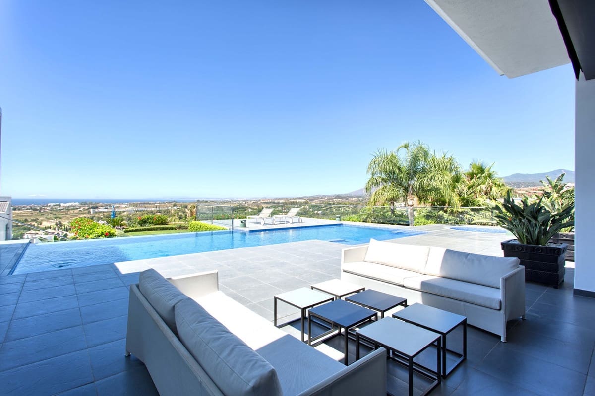 5 bedroom Villa for sale in Benahavis with pool garage - € 4,450,000 (Ref: 3096340)