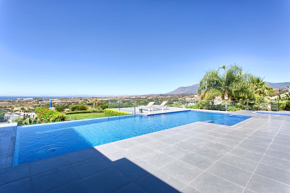 5 bedroom Villa for sale in Benahavis with pool garage - € 4,450,000 (Ref: 3096340)
