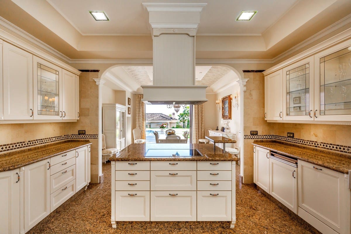 8 Zimmer Villa zu verkaufen in Marbella mit Pool Garage - 5.495.000 € (Ref: 5179794)