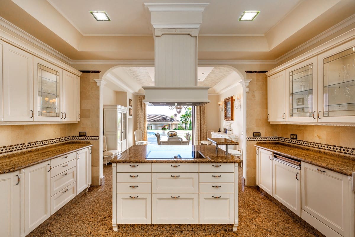 Chalet de 8 habitaciones en Marbella en venta con piscina garaje - 5.495.000 € (Ref: 5179794)