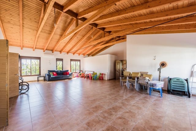 3 soveværelse Villa til salg i El Padrón, Estepona - € 1.070.000 (Ref: 6485972)