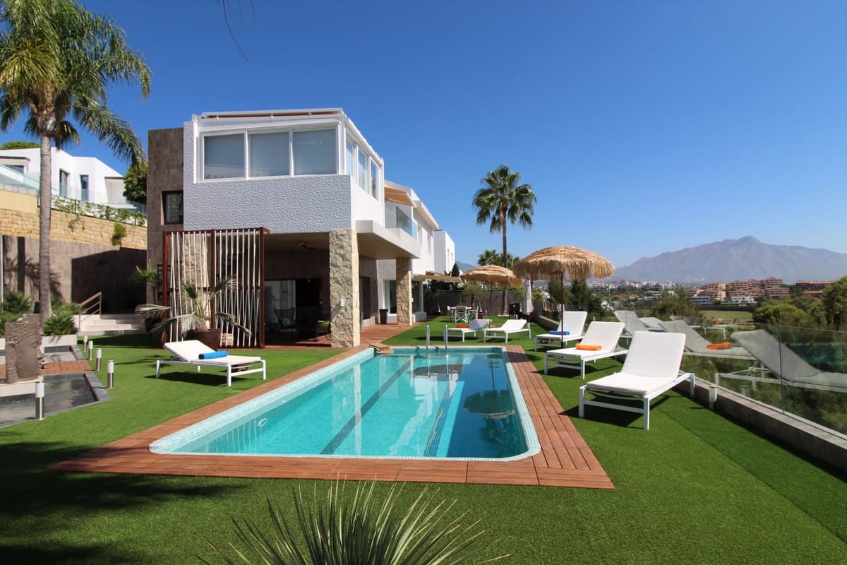 4 sovrum Villa till salu i New Golden Mile med pool - 1 600 000 € (Ref: 6548283)