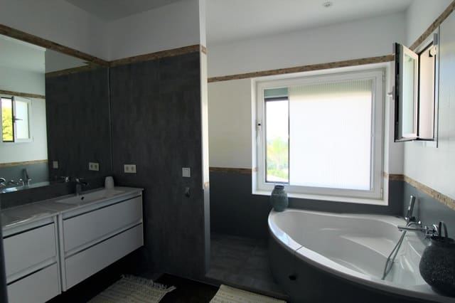 4 sovrum Villa till salu i Nueva Atalaya, Estepona med pool - 1 600 000 € (Ref: 6548283)