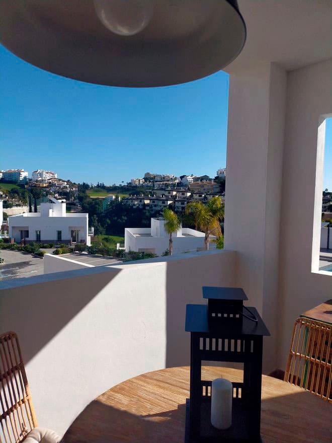 4 soveværelse Semi-Rækkehus til salg i Riviera del Sol med swimmingpool garage - € 540.000 (Ref: 6984661)