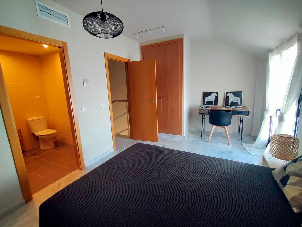 4 soveværelse Semi-Rækkehus til salg i Riviera del Sol med swimmingpool garage - € 540.000 (Ref: 6984661)