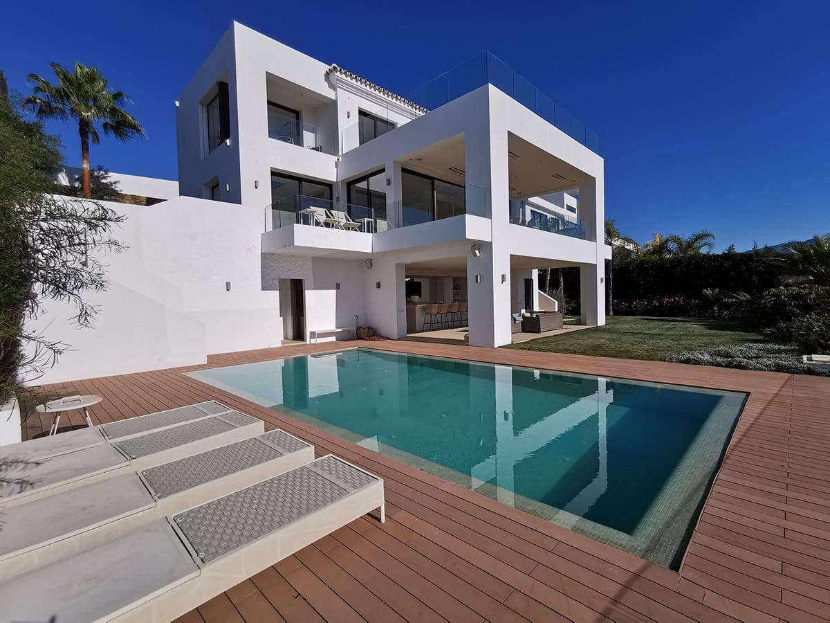 5 bedroom Villa for sale in Benahavis with pool - € 2,995,000 (Ref: 7037943)
