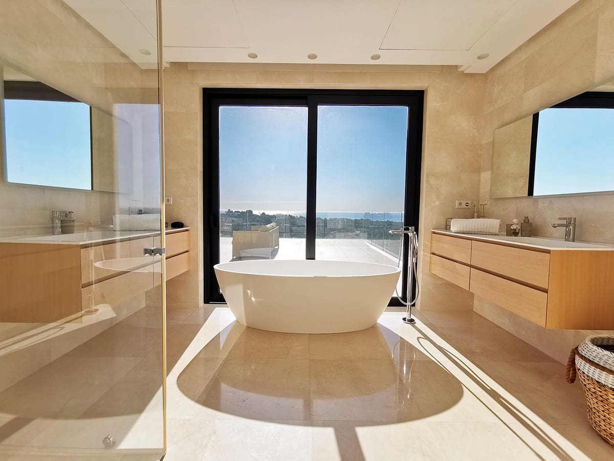 5 bedroom Villa for sale in Benahavis with pool - € 2,995,000 (Ref: 7037943)