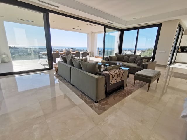 5 bedroom Villa for sale in Benahavís with pool - € 2,995,000 (Ref: 7037943)