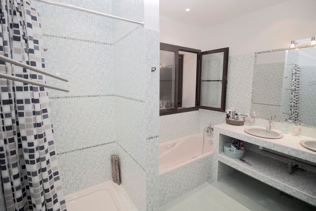 7 bedroom Villa for sale in El Rosario with pool garage - € 1,390,000 (Ref: 7391891)