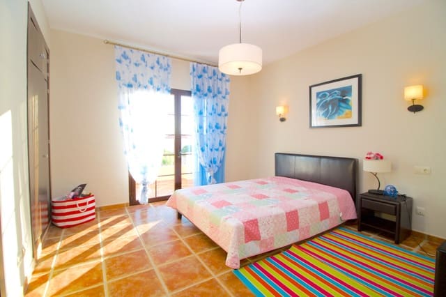 Chalet de 7 habitaciones en El Rosario, Marbella en venta con piscina garaje - 1.390.000 € (Ref: 7391891)