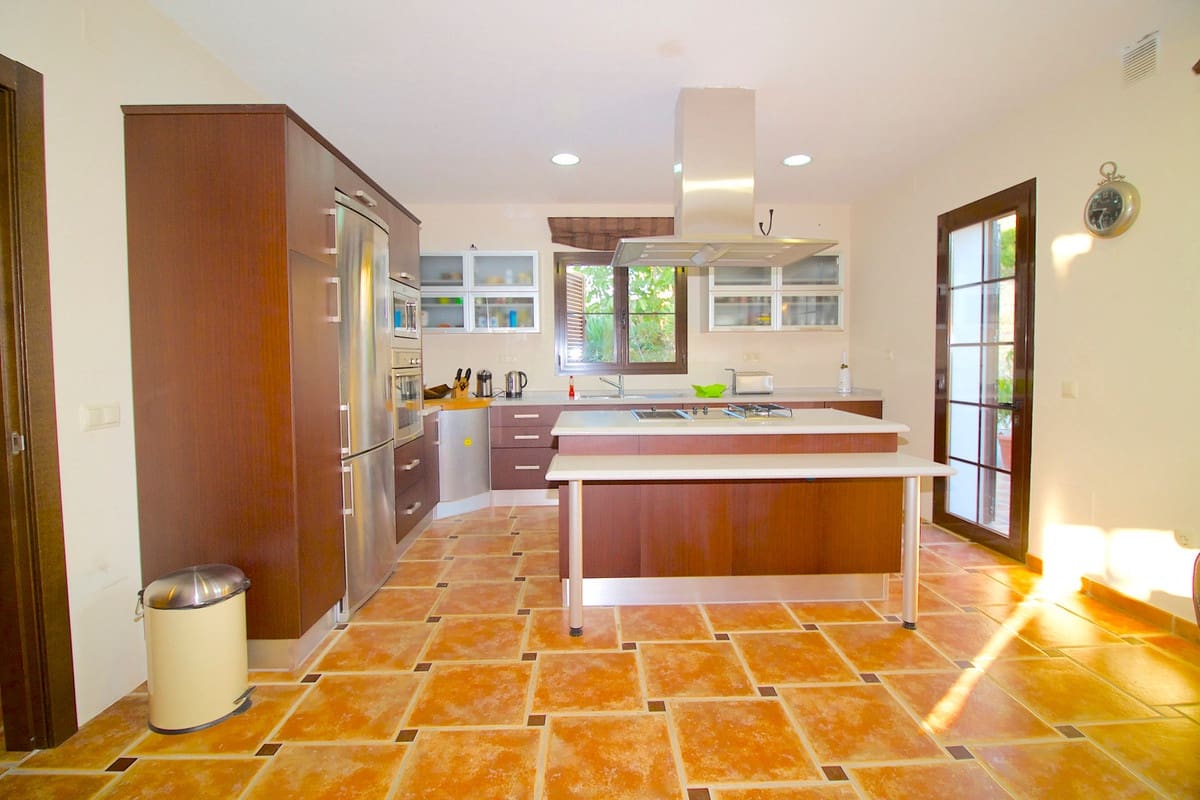 7 bedroom Villa for sale in El Rosario with pool garage - € 1,390,000 (Ref: 7391891)