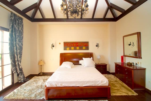 Chalet de 7 habitaciones en El Rosario, Marbella en venta con piscina garaje - 1.390.000 € (Ref: 7391891)